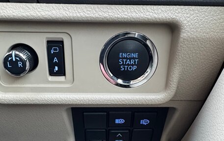 Toyota Land Cruiser Prado 150 рестайлинг 2, 2021 год, 5 899 000 рублей, 31 фотография