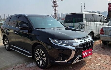 Mitsubishi Outlander III рестайлинг 3, 2022 год, 2 590 000 рублей, 1 фотография