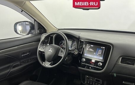 Mitsubishi Outlander III рестайлинг 3, 2021 год, 2 999 999 рублей, 14 фотография