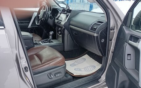 Toyota Land Cruiser Prado 150 рестайлинг 2, 2017 год, 4 440 000 рублей, 10 фотография