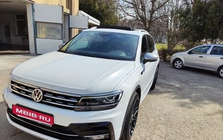 Volkswagen Tiguan II, 2019 год, 3 800 000 рублей, 2 фотография