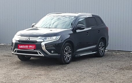 Mitsubishi Outlander III рестайлинг 3, 2018 год, 2 190 000 рублей, 2 фотография