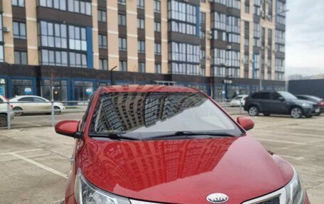 KIA Rio III рестайлинг, 2013 год, 880 000 рублей, 2 фотография