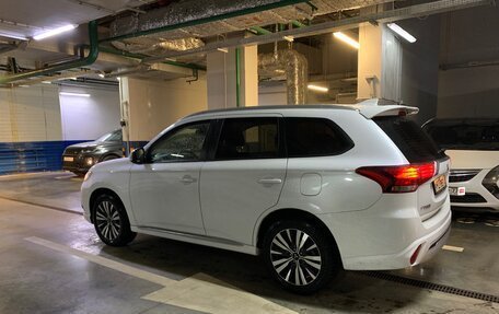 Mitsubishi Outlander III рестайлинг 3, 2022 год, 2 850 000 рублей, 2 фотография