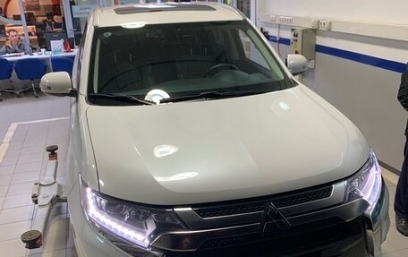 Mitsubishi Outlander III рестайлинг 3, 2022 год, 2 850 000 рублей, 4 фотография