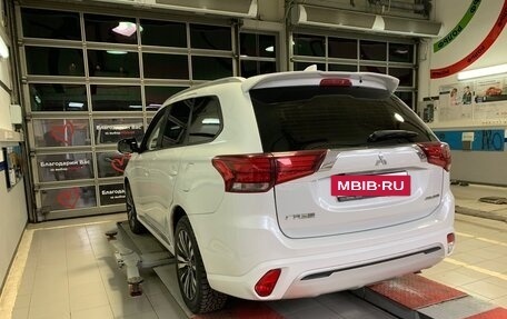 Mitsubishi Outlander III рестайлинг 3, 2022 год, 2 850 000 рублей, 6 фотография