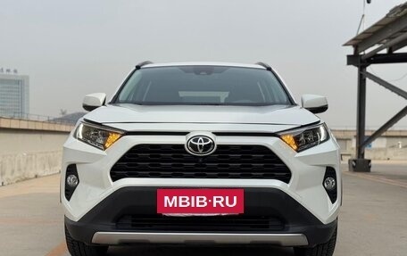 Toyota RAV4, 2021 год, 2 900 000 рублей, 2 фотография