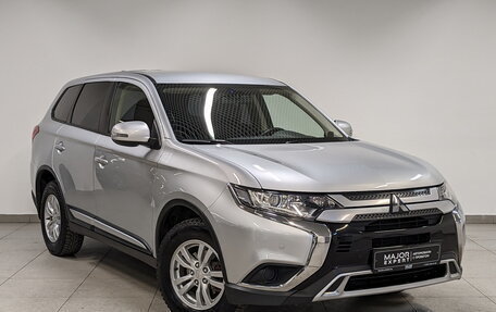 Mitsubishi Outlander III рестайлинг 3, 2019 год, 2 350 000 рублей, 3 фотография