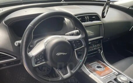 Jaguar XE I рестайлинг, 2018 год, 1 500 000 рублей, 11 фотография
