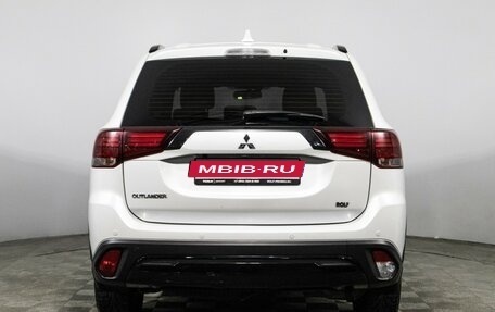 Mitsubishi Outlander III рестайлинг 3, 2021 год, 2 587 000 рублей, 6 фотография