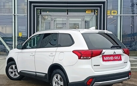 Mitsubishi Outlander III рестайлинг 3, 2018 год, 1 900 000 рублей, 6 фотография
