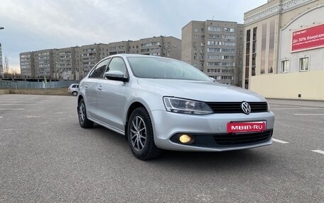 Volkswagen Jetta VI, 2013 год, 990 000 рублей, 2 фотография