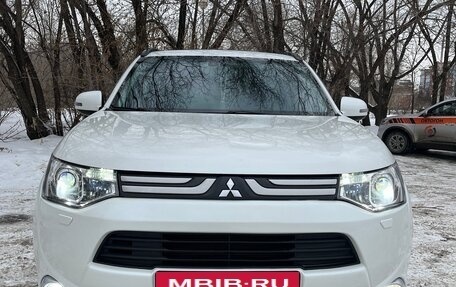 Mitsubishi Outlander III рестайлинг 3, 2014 год, 1 950 000 рублей, 3 фотография