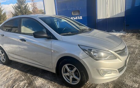 Hyundai Solaris II рестайлинг, 2015 год, 950 000 рублей, 2 фотография