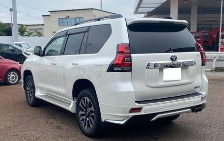 Toyota Land Cruiser Prado 150 рестайлинг 2, 2022 год, 3 830 000 рублей, 8 фотография