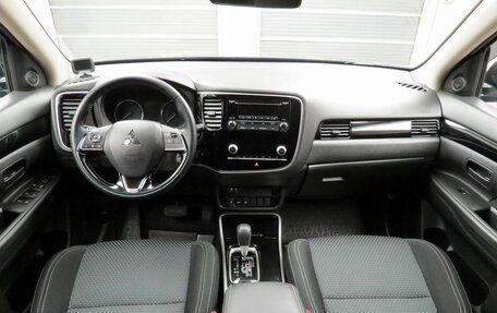 Mitsubishi Outlander III рестайлинг 3, 2021 год, 1 995 000 рублей, 6 фотография