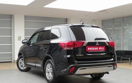 Mitsubishi Outlander III рестайлинг 3, 2021 год, 1 995 000 рублей, 4 фотография