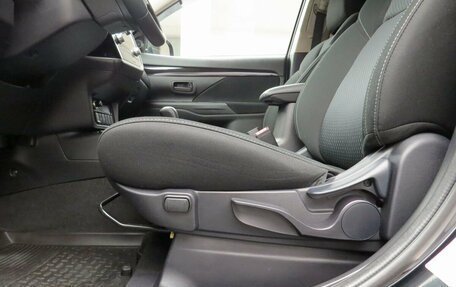 Mitsubishi Outlander III рестайлинг 3, 2021 год, 1 995 000 рублей, 15 фотография