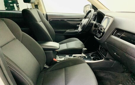 Mitsubishi Outlander III рестайлинг 3, 2019 год, 2 150 000 рублей, 9 фотография