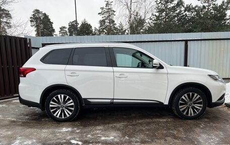 Mitsubishi Outlander III рестайлинг 3, 2018 год, 2 650 000 рублей, 2 фотография