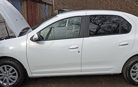 Renault Logan II, 2017 год, 900 000 рублей, 2 фотография