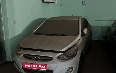 Hyundai Solaris II рестайлинг, 2012 год, 900 000 рублей, 12 фотография