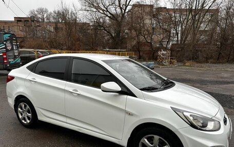 Hyundai Solaris II рестайлинг, 2012 год, 1 120 000 рублей, 3 фотография