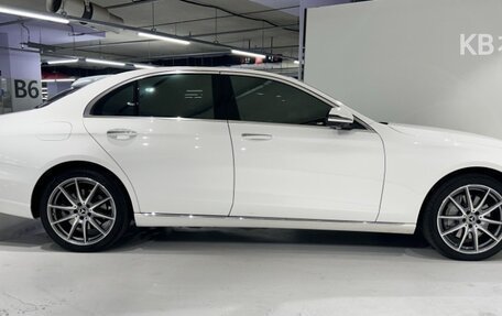 Mercedes-Benz E-Класс, 2022 год, 4 070 000 рублей, 5 фотография
