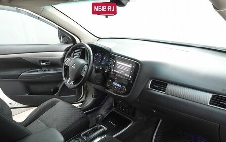 Mitsubishi Outlander III рестайлинг 3, 2018 год, 1 585 000 рублей, 13 фотография