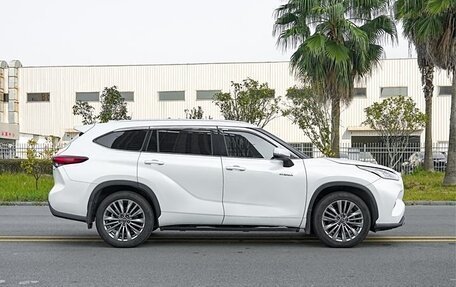 Toyota Highlander, 2022 год, 3 800 000 рублей, 2 фотография