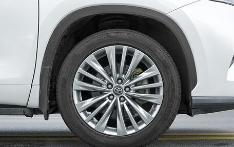 Toyota Highlander, 2022 год, 3 800 000 рублей, 10 фотография