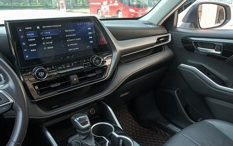 Toyota Highlander, 2022 год, 3 800 000 рублей, 22 фотография