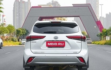 Toyota Highlander, 2022 год, 3 800 000 рублей, 3 фотография