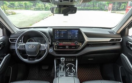 Toyota Highlander, 2022 год, 3 800 000 рублей, 29 фотография
