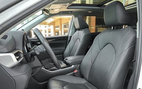 Toyota Highlander, 2022 год, 3 800 000 рублей, 27 фотография