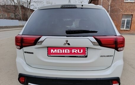 Mitsubishi Outlander III рестайлинг 3, 2018 год, 1 550 000 рублей, 4 фотография