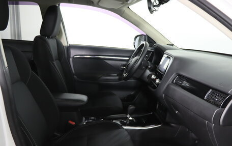 Mitsubishi Outlander III рестайлинг 3, 2020 год, 2 399 990 рублей, 13 фотография