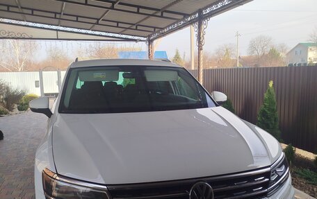 Volkswagen Tiguan II, 2018 год, 2 500 000 рублей, 1 фотография