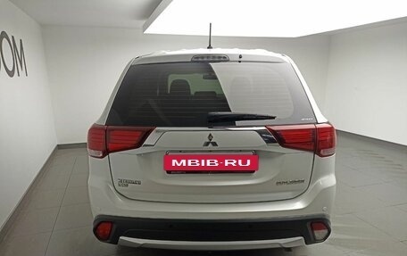 Mitsubishi Outlander III рестайлинг 3, 2015 год, 1 800 000 рублей, 5 фотография