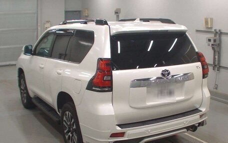 Toyota Land Cruiser Prado 150 рестайлинг 2, 2022 год, 4 480 000 рублей, 3 фотография