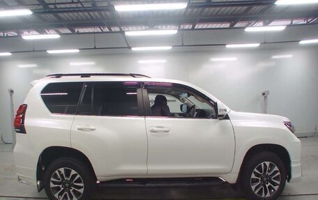Toyota Land Cruiser Prado 150 рестайлинг 2, 2022 год, 4 480 000 рублей, 5 фотография
