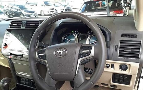 Toyota Land Cruiser Prado 150 рестайлинг 2, 2022 год, 4 480 000 рублей, 10 фотография
