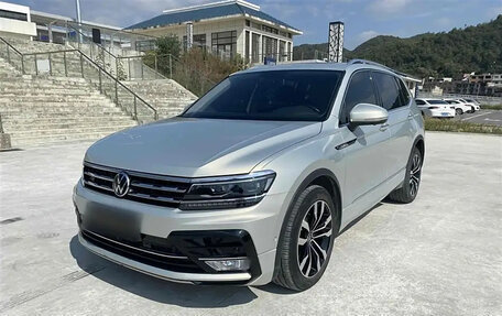 Volkswagen Tiguan II, 2022 год, 2 800 000 рублей, 1 фотография