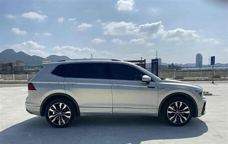 Volkswagen Tiguan II, 2022 год, 2 800 000 рублей, 4 фотография