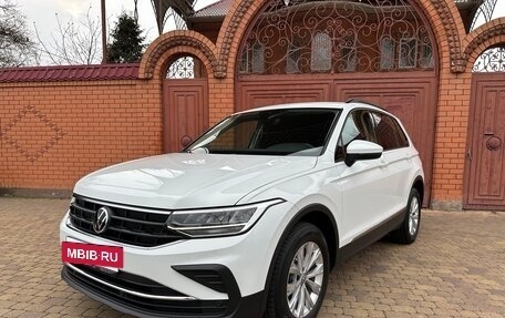 Volkswagen Tiguan II, 2021 год, 2 850 000 рублей, 2 фотография