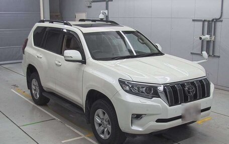 Toyota Land Cruiser Prado 150 рестайлинг 2, 2022 год, 3 980 000 рублей, 2 фотография