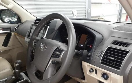 Toyota Land Cruiser Prado 150 рестайлинг 2, 2022 год, 3 980 000 рублей, 10 фотография