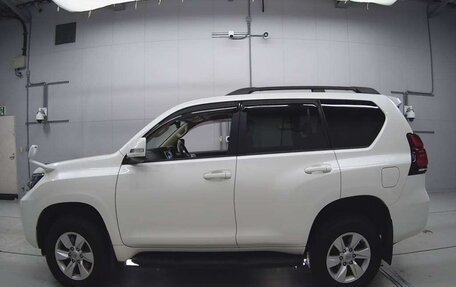 Toyota Land Cruiser Prado 150 рестайлинг 2, 2022 год, 3 980 000 рублей, 12 фотография