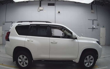 Toyota Land Cruiser Prado 150 рестайлинг 2, 2022 год, 3 980 000 рублей, 13 фотография
