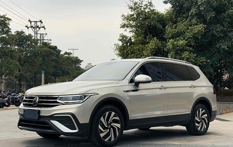 Volkswagen Tiguan II, 2022 год, 3 150 000 рублей, 4 фотография